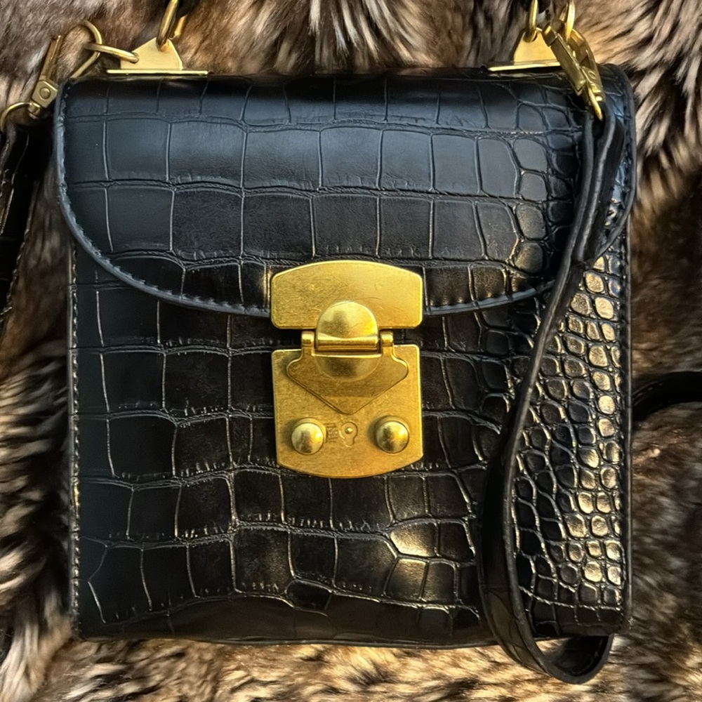 Elegant Black Croc-Embossed Crossbody Bag